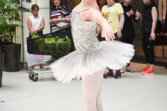 Ballet_dancer_enchant_the_shoppers_during_the_fair_large